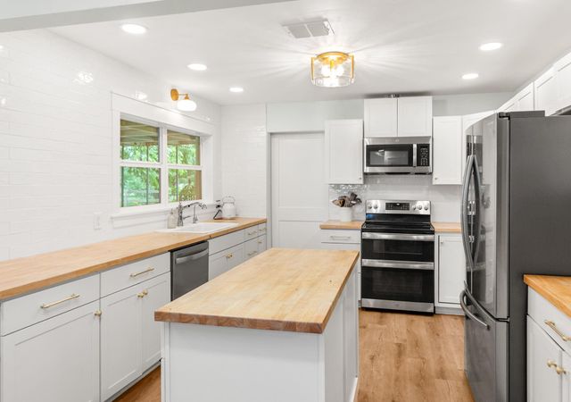 2103 Holly Street, East Bernard, TX 77435