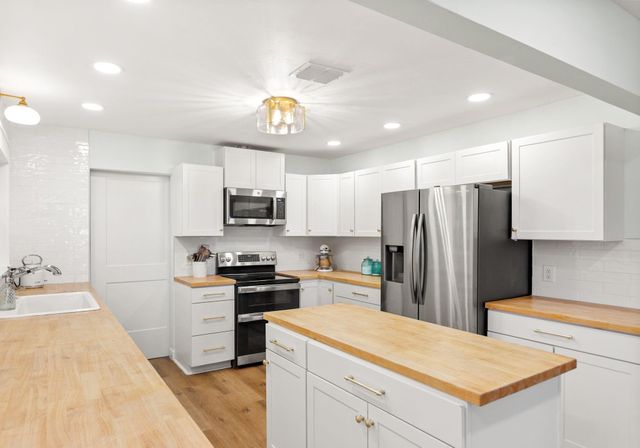 2103 Holly Street, East Bernard, TX 77435