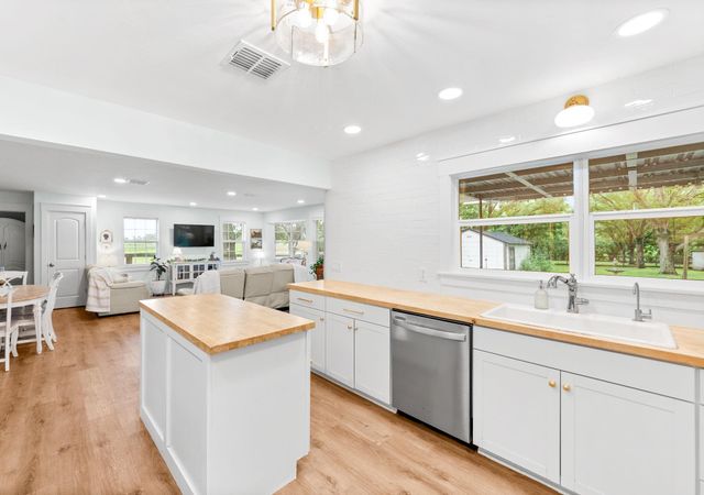 2103 Holly Street, East Bernard, TX 77435