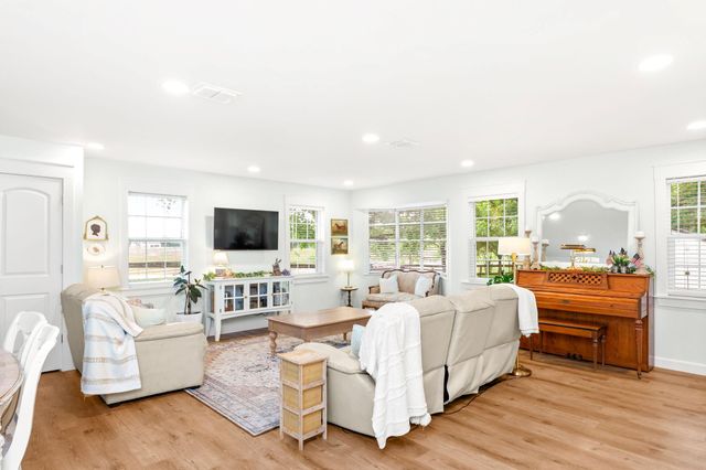 2103 Holly Street, East Bernard, TX 77435