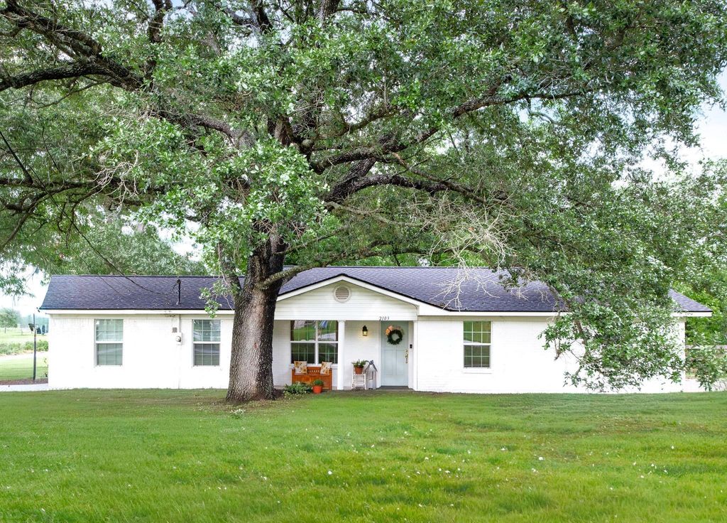 2103 Holly Street, East Bernard, TX 77435
