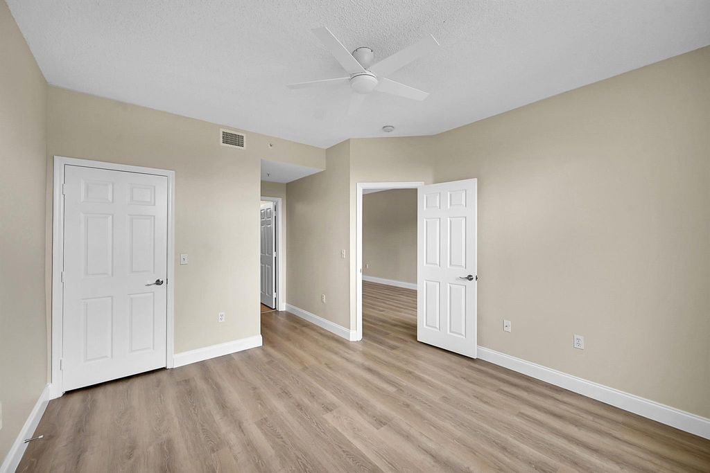 Image 11 of property listing at 2100 Greenview Shores Boulevard 514, Wellington, FL 33414