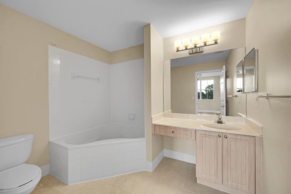 Image 12 of property listing at 2100 Greenview Shores Boulevard 514, Wellington, FL 33414