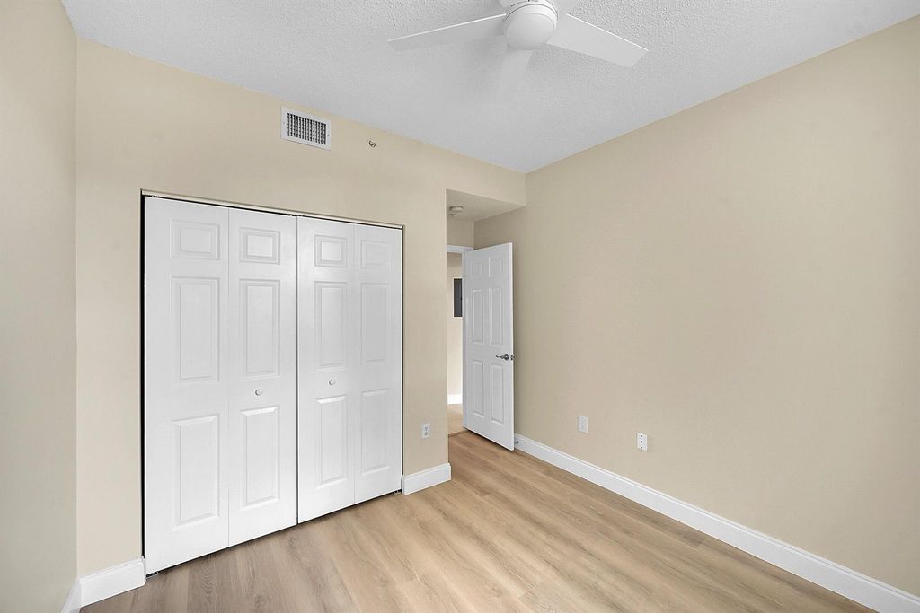 Image 14 of property listing at 2100 Greenview Shores Boulevard 514, Wellington, FL 33414