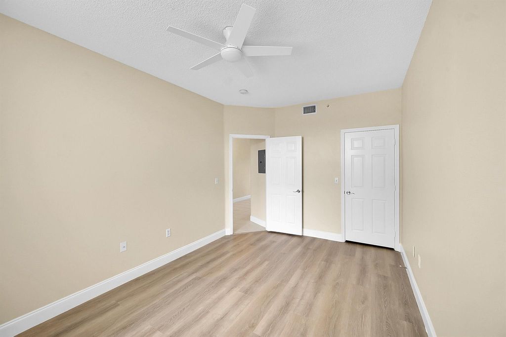Image 15 of property listing at 2100 Greenview Shores Boulevard 514, Wellington, FL 33414