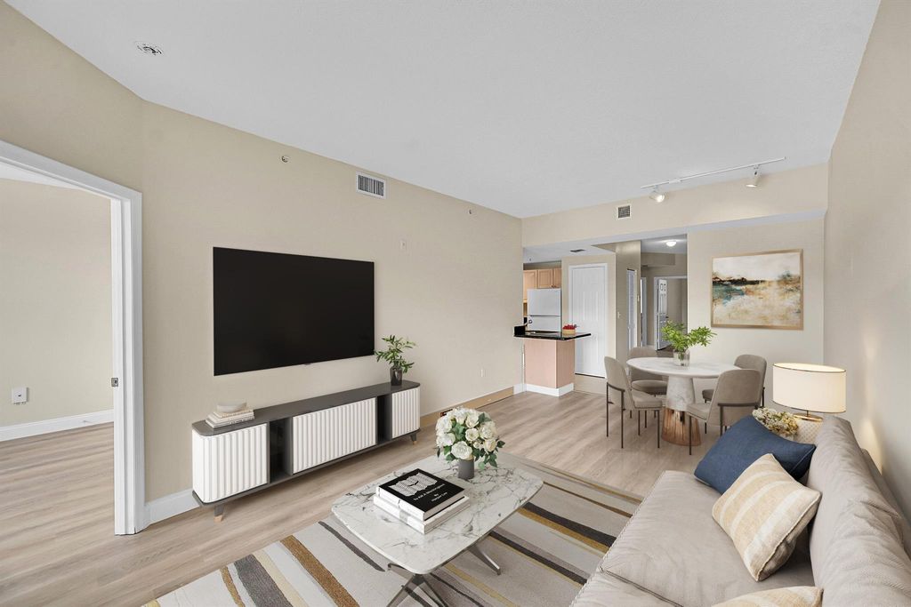 Image 2 of property listing at 2100 Greenview Shores Boulevard 514, Wellington, FL 33414