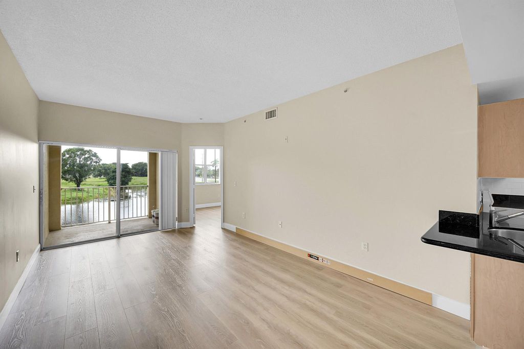 Image 4 of property listing at 2100 Greenview Shores Boulevard 514, Wellington, FL 33414
