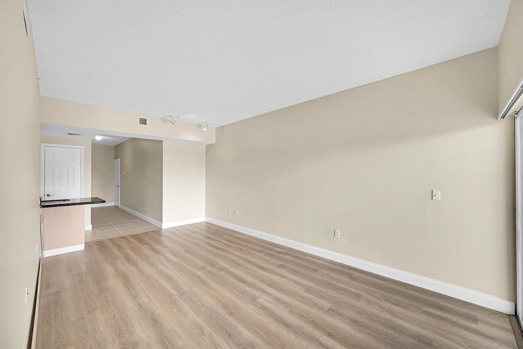 Image 5 of property listing at 2100 Greenview Shores Boulevard 514, Wellington, FL 33414