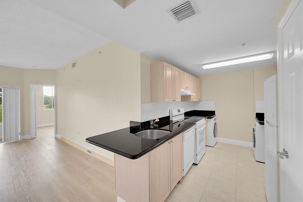 Image 6 of property listing at 2100 Greenview Shores Boulevard 514, Wellington, FL 33414