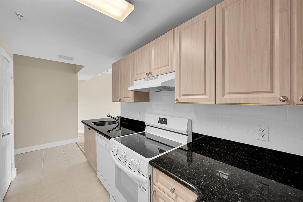 Image 8 of property listing at 2100 Greenview Shores Boulevard 514, Wellington, FL 33414