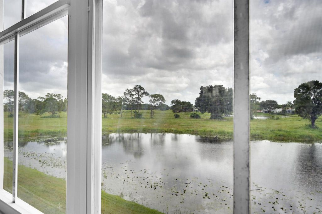 Image 9 of property listing at 2100 Greenview Shores Boulevard 514, Wellington, FL 33414