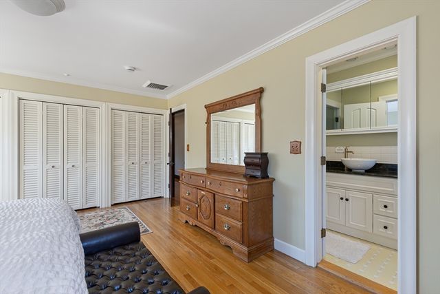 10 Stonewood Dr, Newton, MA 02459