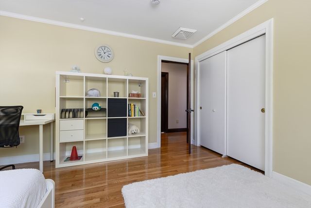 10 Stonewood Dr, Newton, MA 02459