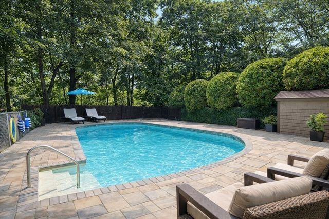 10 Stonewood Dr, Newton, MA 02459