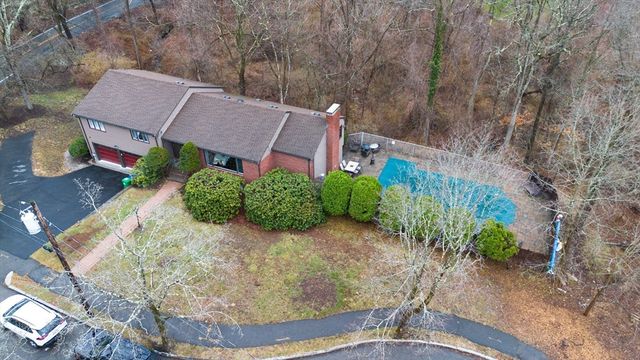 10 Stonewood Dr, Newton, MA 02459