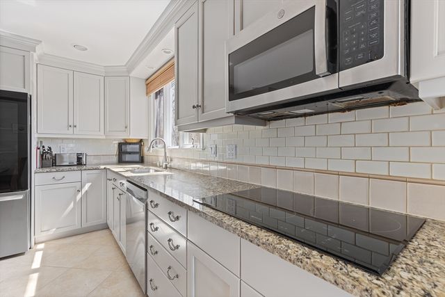 10 Stonewood Dr, Newton, MA 02459