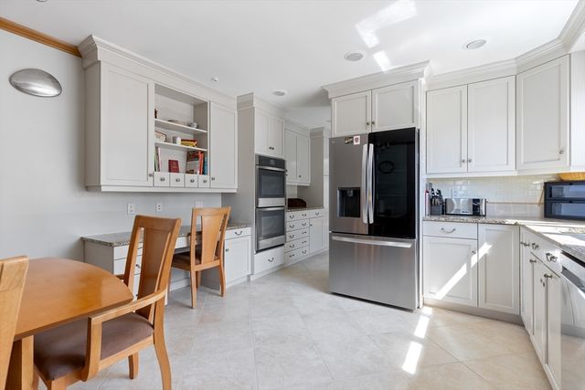 10 Stonewood Dr, Newton, MA 02459