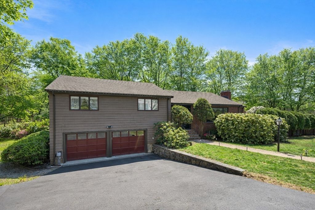 10 Stonewood Dr, Newton, MA 02459