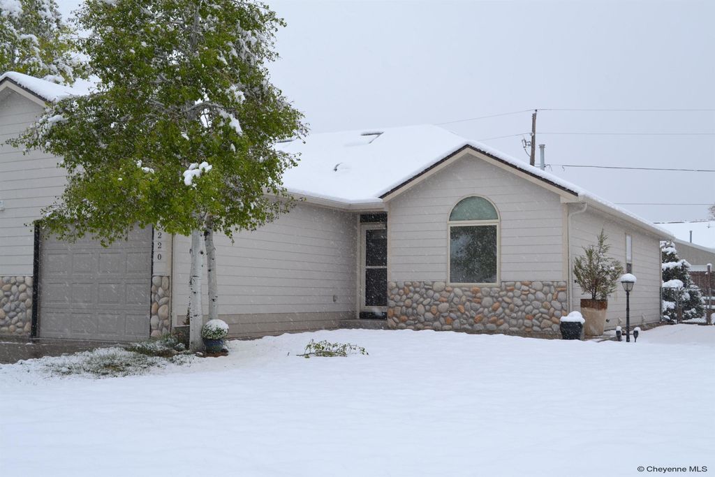 3220 ROCK SPRINGS ST, Cheyenne, WY 82001