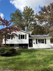 1054 Karen Drive, Akron, OH 44313