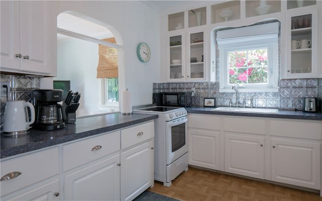 4 Draper Avenue, Middletown, RI 02842