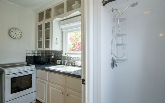 4 Draper Avenue, Middletown, RI 02842