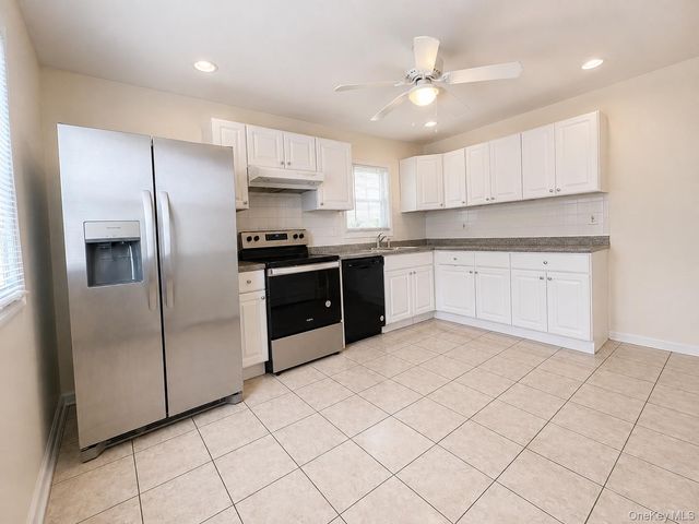 1 Arnold Street, Hicksville, NY 11801
