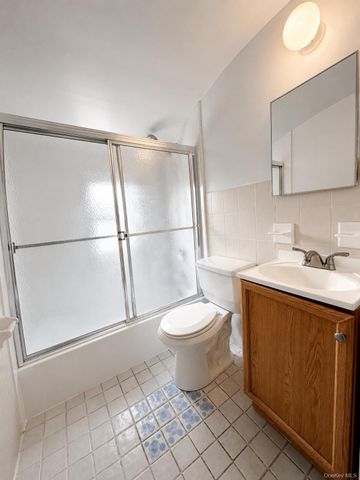 1 Arnold Street, Hicksville, NY 11801