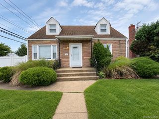 1 Arnold Street, Hicksville, NY 11801