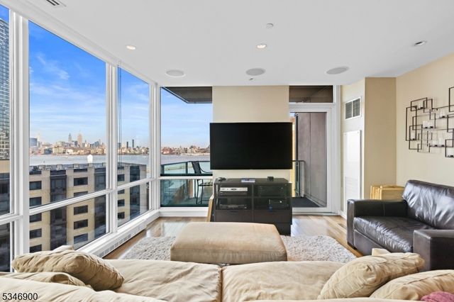 20 Newport Pkwy 1108, Jersey City, NJ 07310