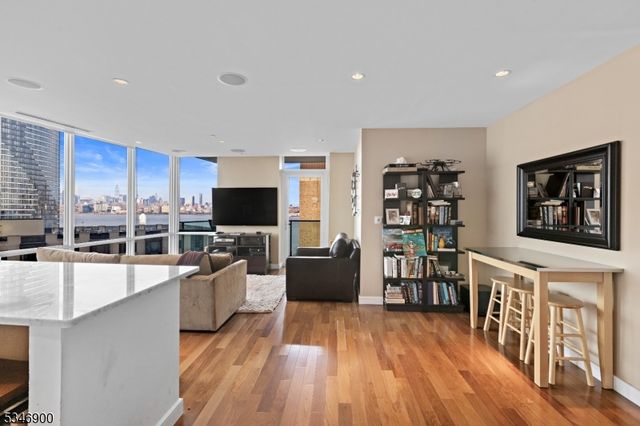 20 Newport Pkwy 1108, Jersey City, NJ 07310