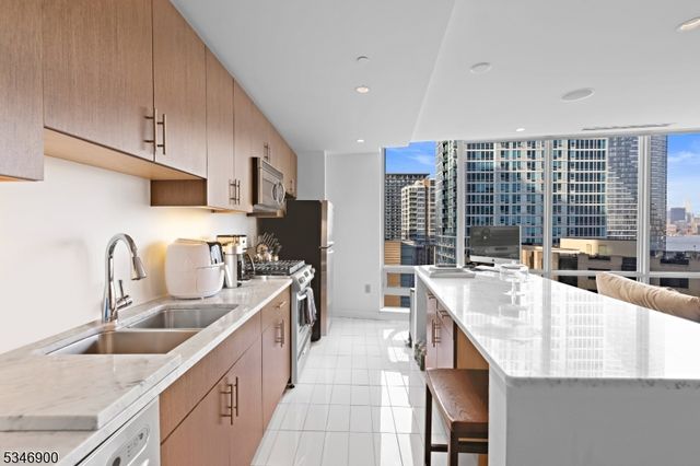 20 Newport Pkwy 1108, Jersey City, NJ 07310