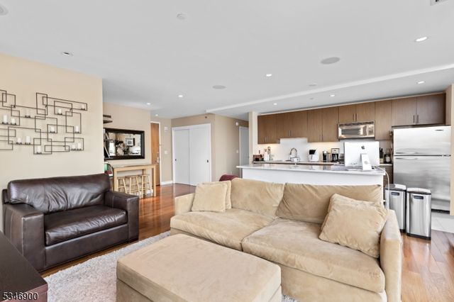 20 Newport Pkwy 1108, Jersey City, NJ 07310