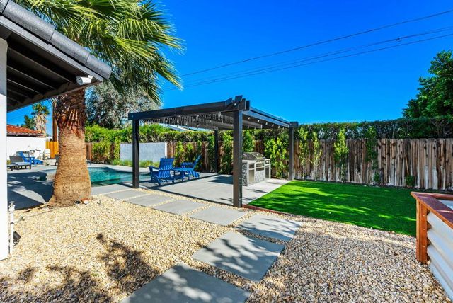 1980 N Los Alamos Road, Palm Springs, CA 92262