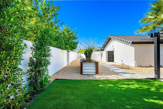 1980 N Los Alamos Road, Palm Springs, CA 92262