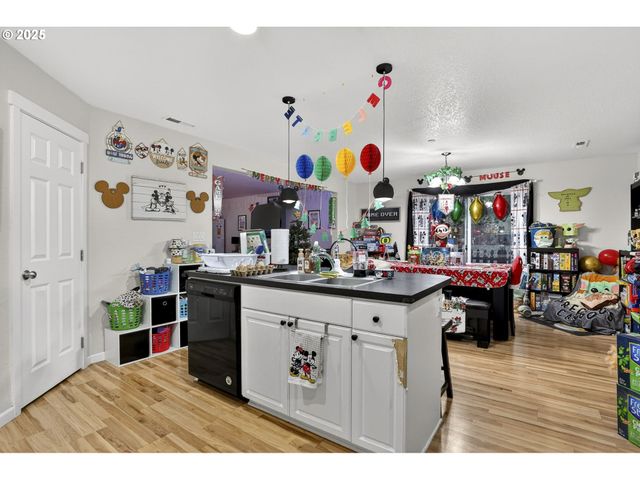 10535 Sw CRESTWOOD Dr, Beaverton, OR 97008