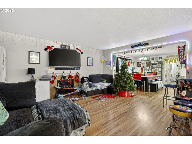 10535 Sw CRESTWOOD Dr, Beaverton, OR 97008