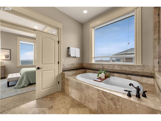 742 W CHESTNUT St, Washougal, WA 98671