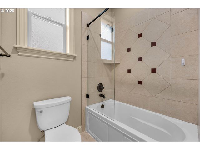 742 W CHESTNUT St, Washougal, WA 98671