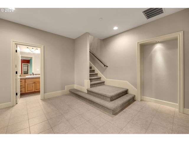 742 W CHESTNUT St, Washougal, WA 98671