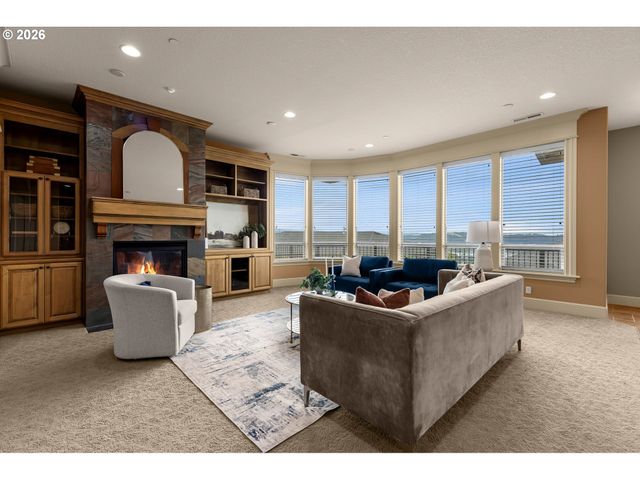 742 W CHESTNUT St, Washougal, WA 98671