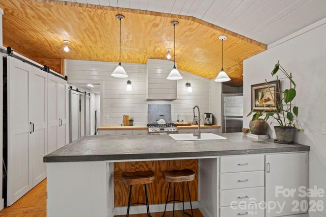 2525 Kanuga Road, Hendersonville, NC 28739