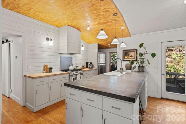 2525 Kanuga Road, Hendersonville, NC 28739