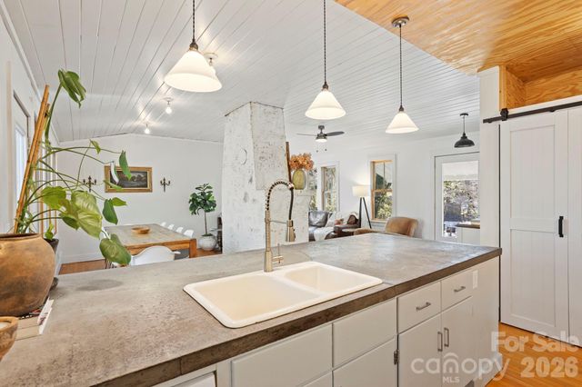 2525 Kanuga Road, Hendersonville, NC 28739