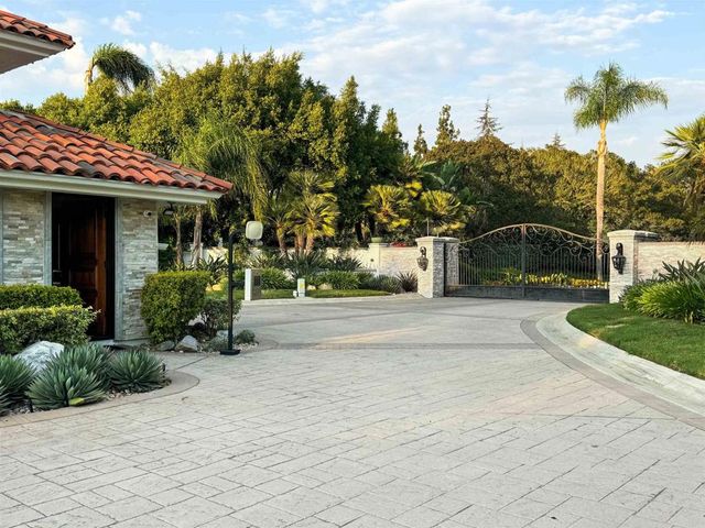 6998 Rancho La Cima, Rancho Santa Fe, CA 92067