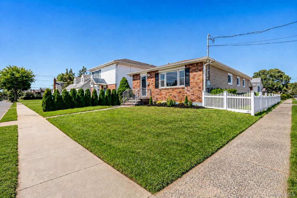 12 Grant Avenue, Bethpage, NY 11714 — photo 4