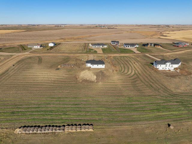 8400 10TH AVE NE, Minot, ND 58703