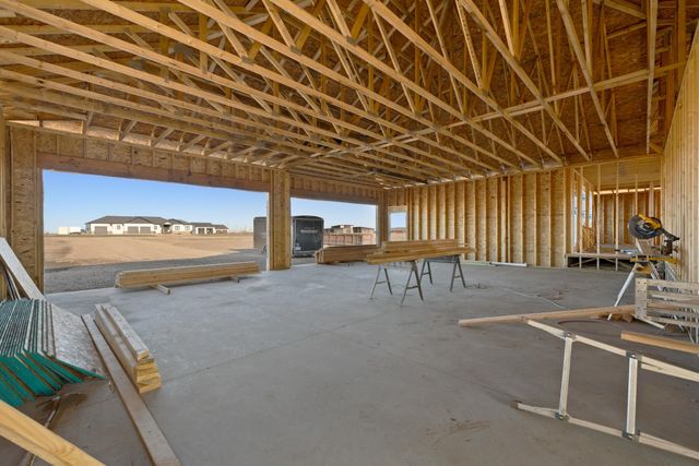 8400 10TH AVE NE, Minot, ND 58703