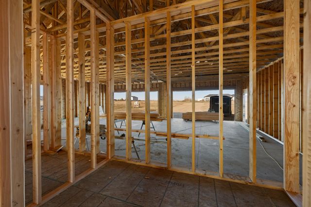 8400 10TH AVE NE, Minot, ND 58703