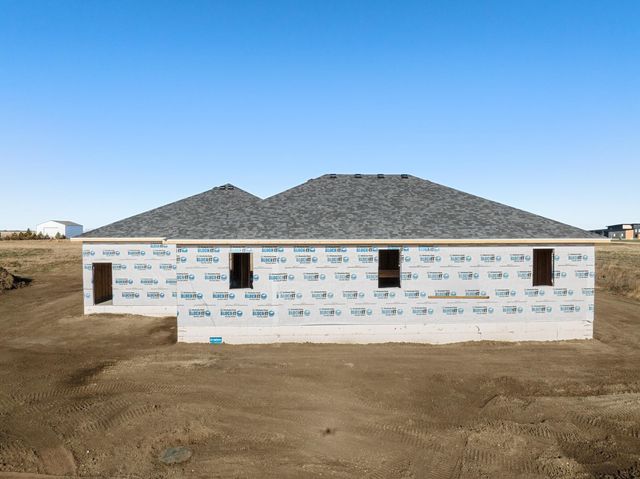 8400 10TH AVE NE, Minot, ND 58703